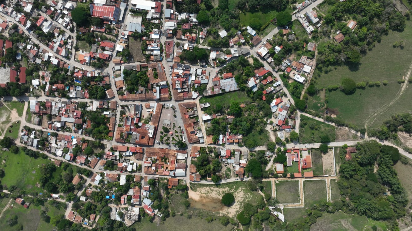 Vista aérea del centro de El Tuito, Jalisco, con calles y casas de teja rodeadas de vegetación